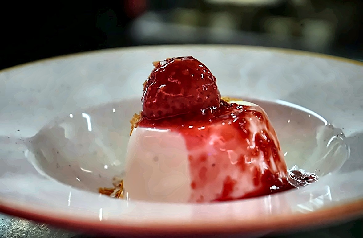 Vanilla panna cotta with strawberry compote